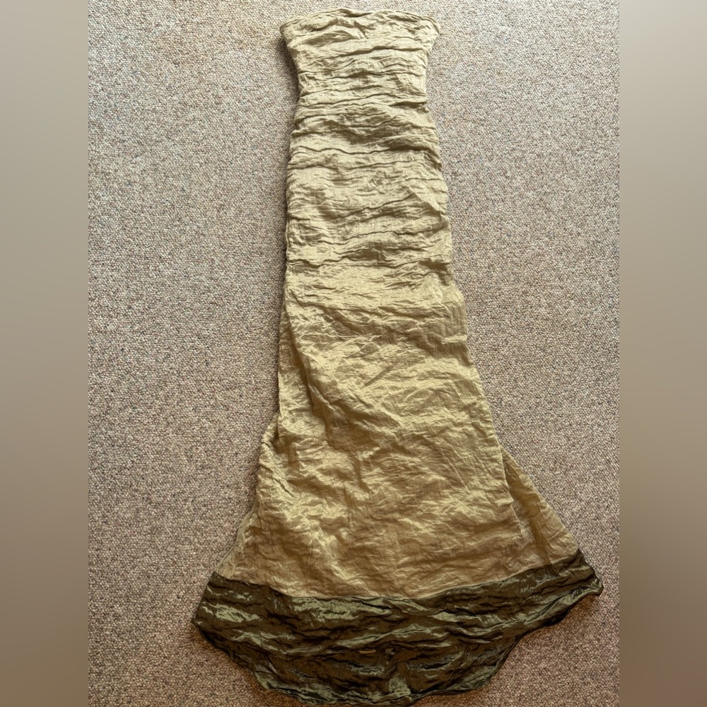 Nicole Miller Signature Metal Techno Trumpet Gown. Size 2 - Picture 1 of 4